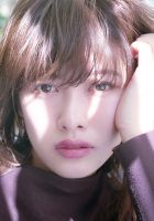 差し込む光がより柔らかな印象を感じさせるミディアムのスタイル です。<br />
巻女の32ミリで全体的に毛先まで熱を通し過ぎずに柔らかく巻い てあげます。 少し長め前髪でも32ミリで巻いて束感を出してあげると動きが出 て顔まわりが優しい印象になります。