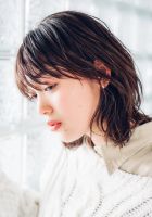 肩付近の長さの髪が動いて、 より表情のバリエーションを引き立たせてくれるミディアムのスタ イルです。<br />
巻女の28ミリで毛先を外ハネに巻いて、 トップの髪の毛先だけ持ち上げてワンカールする事でナチュラルな ラフさを表現してくれます。 オイルなどで髪の束感を出してあげるとよりUPします。
