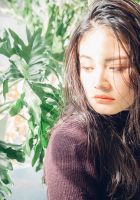 顔周りの細かい毛束の動きで全体のナチュラルな雰囲気をより引き 立たせてくれるスタイルです。
巻女の32ミリで全体をランダムにMIX巻きでヘアオイルを顔周 りからつけてあげます。 濡れた質感が動きをより強調してくれるのでオススメです。