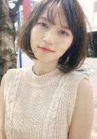 シンプルなワンカールのボブスタイルです!<br />
巻女の32ミリで毛先を平巻きでワンカール熱を通してあげます! 少し持ち上げながら巻いてあげるのがポイントです。 カールの重なり合いで柔らかさがよりUPします。