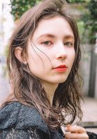 束感のある動きが特徴のミディアムレイヤーのスタイルです。 巻女の32ミリでウェーブにMIXして巻いてあげます。 全体的に柔らかさが出るのをイメージして熱を通し過ぎず滑らせな がら巻いてあげるのがポイントです。
